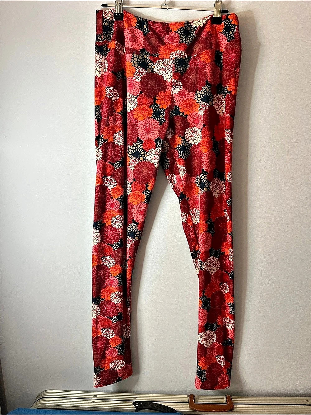 She's Got Leggz Floral Leggings in Red & Pink